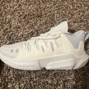 UNISEX UA SHOE. Size 8 men’s / Size 9 1/2 women’s